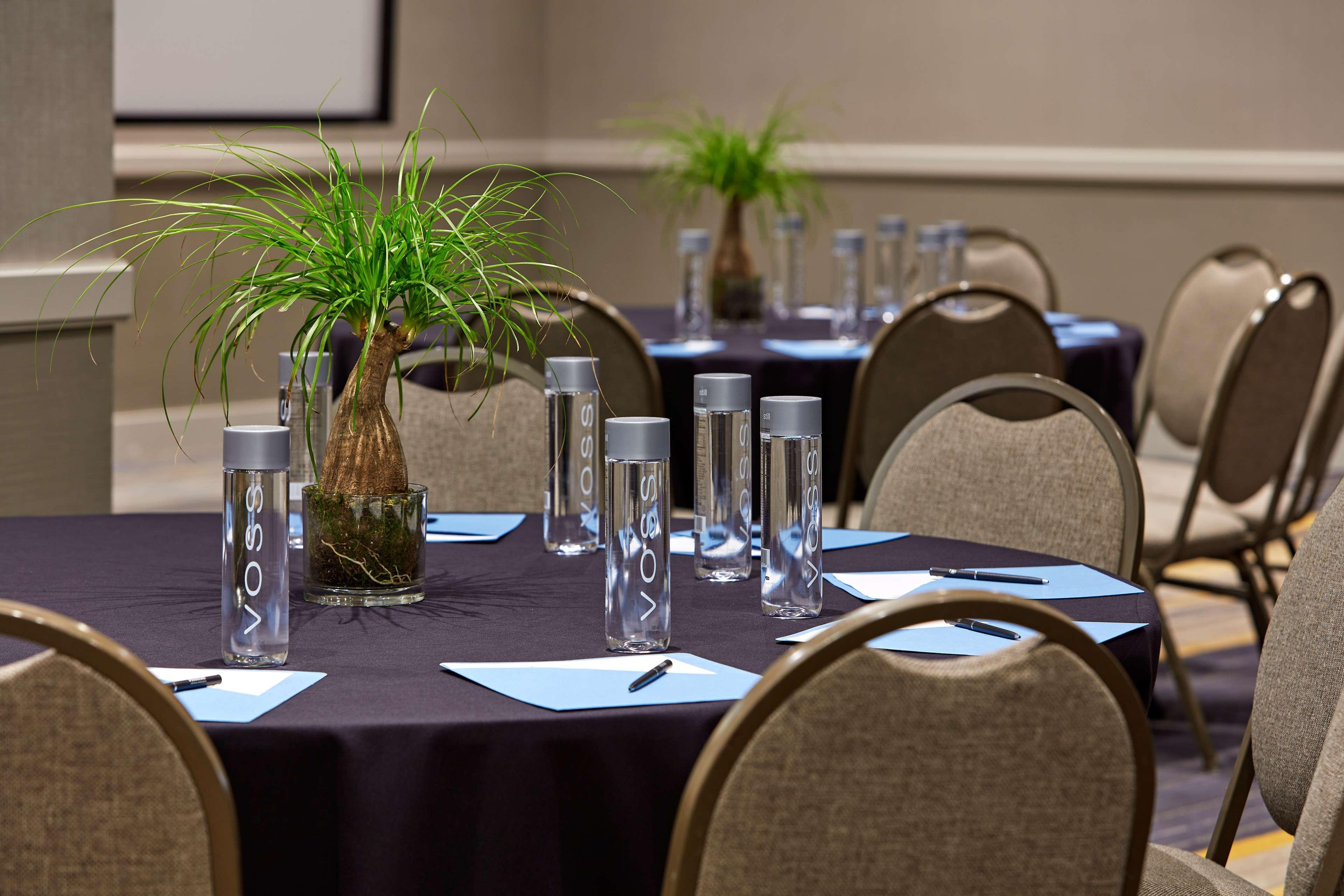 Hilton San Diego Mission Valley Экстерьер фото