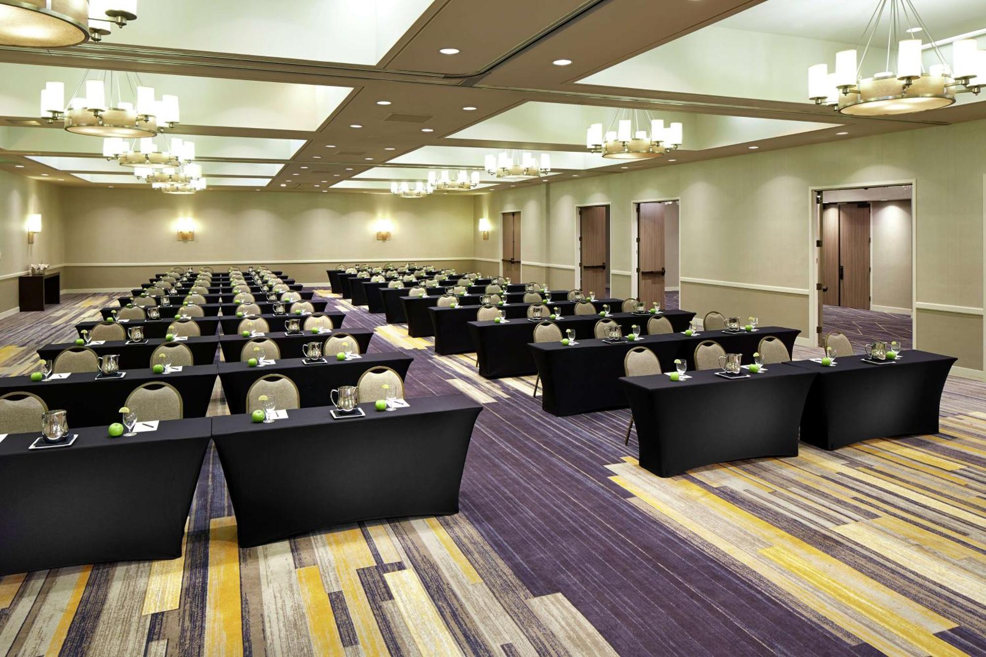 Hilton San Diego Mission Valley Экстерьер фото